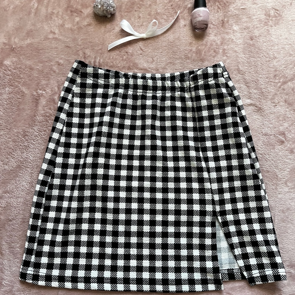 Checkered mini skirt 🤍🖤